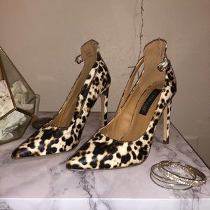Cute pointed cheetah print heels! 🤍